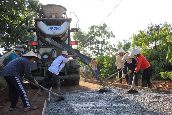 Tại nhiều địa phương trong tỉnh, người dân tích cực đóng góp ngày công và tiền bạc để làm đường giao thông nhằm đẩy nhanh chương trình xây dựng nông thôn mới. Ảnh: H.G