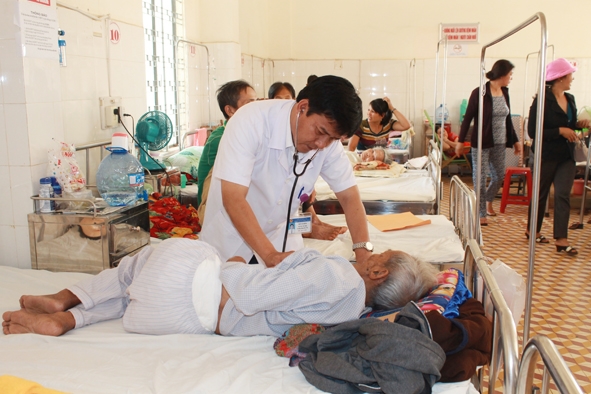 Bác sĩ Ngô Văn Hùng thăm khám cho người bệnh.
