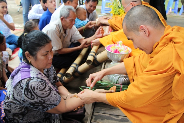 Nghi thức buộc chỉ cổ tay cầu phúc năm mới tại Lễ hội Bunphimay - Lào 2014.