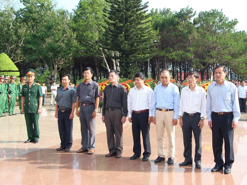 ... do đồng chí Cao Đức Kiêm, Phó Bí thư Thường trực Tỉnh ủy dẫn đầu đăt