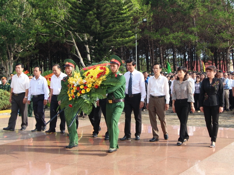 Tiếp đó là các đoàn đại biểu