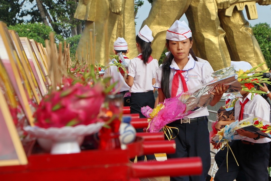 Các em thiếu nhi đại diện cho tuổi trẻ TP. Buôn Ma Thuột lên dâng hoa