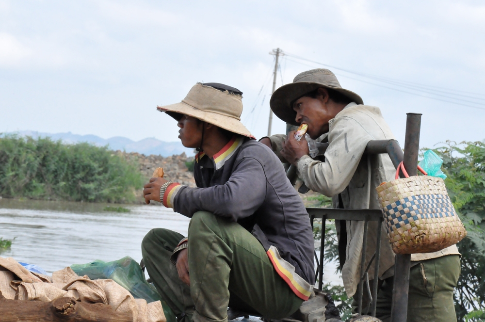 Tranh thủ lót dạ trong khi chờ đến lượt qua phà