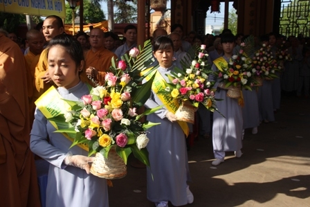 Dâng hoa cúng dường Phật đản