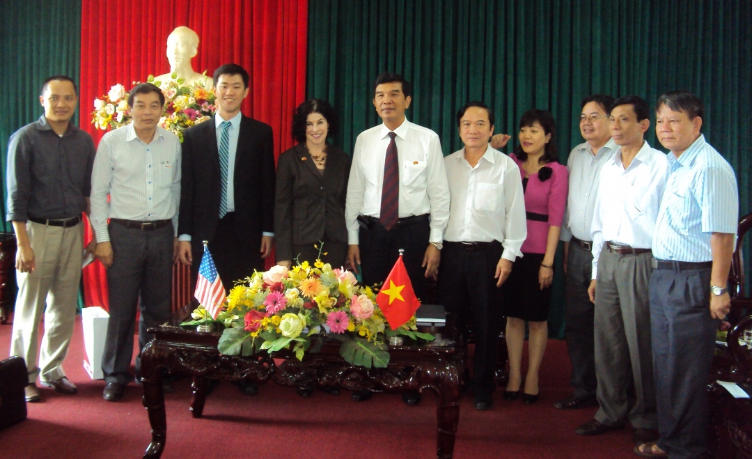 Lãnh đạo tỉnh chụp ảnh lưu niệm với đoàn công tác của Tổng Lãnh sự quan Mỹ