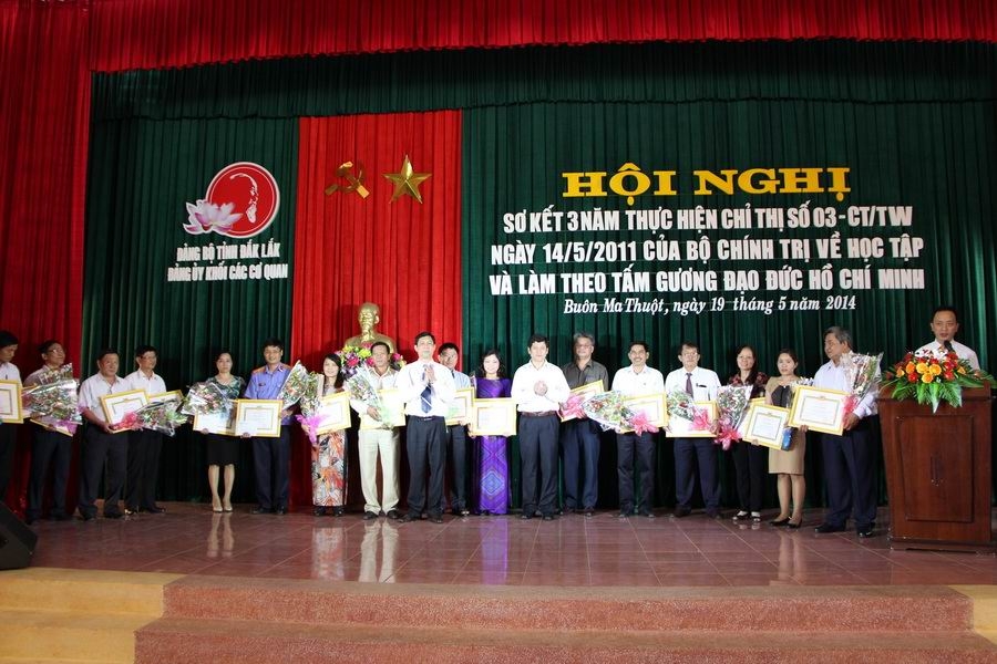 Hội nghị biểu dương 15 cá nhân, 20 tập thể có thành tích tiêu biểu trong học tập và làm theo tư tưởng, tấm gương đạo đức Hồ Chí Minh (Ảnh: H.G)