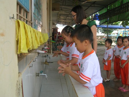 Hướng dẫn cho trẻ rửa tay đúng cách bằng xà phòng là cách giúp trẻ phòng bệnh tay chân miệng hiệu quả nhất.