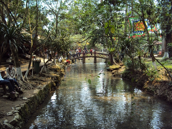  Toàn cảnh Suối cá thần  Cẩm  Lương.