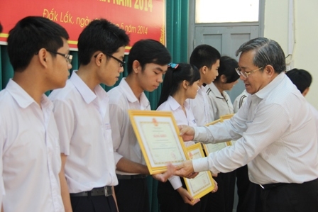 Trao Bằng khen của Bộ trưởng Bộ GD-ĐT cho các học sinh đoạt giải quốc gia