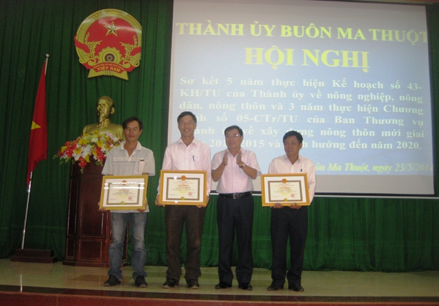 Trao giấy khen của UBND thành phố tặng các hộ gia đình có thành tích xuất sắc trong phong trào xây dựng nông thôn mới giai đoạn 2011-2013.