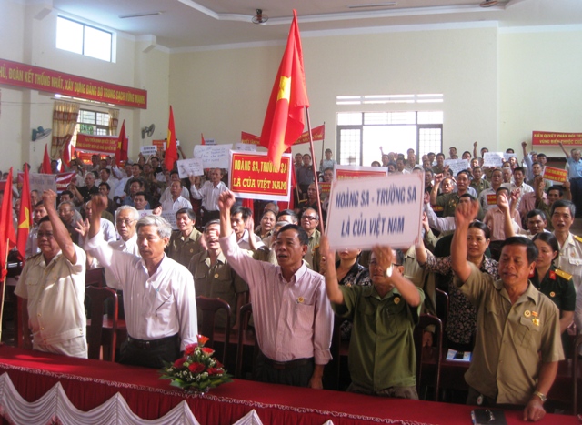 Các cựu chiến binh giơ cao băng rôn, khẩu hiệu và 