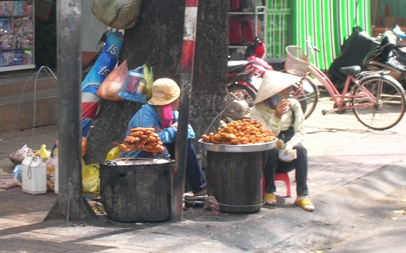 Chuối chiên, bột chiên  bày bán trên  đường phố không được che đậy, bao gói.