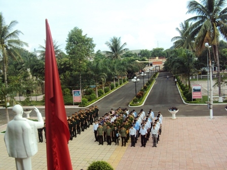 Các học viên tham gia khóa bồi dưỡng dâng hoa tại Tượng đài Bác Hồ trước lúc khai giảng.