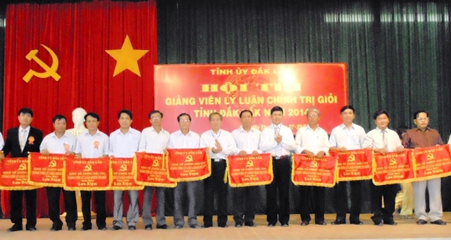 Ban Tổ chức trao cờ lưu niệm tặng các đơn vị có thí sinh tham gia Hội thi