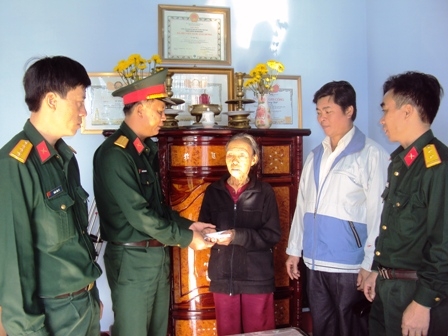 Ban Chỉ huy Quân sự thị xã Buôn Hồ thăm, tặng quà một gia đình chính sách trên địa bàn. 