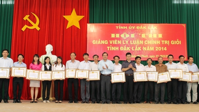 Ban Tổ chức trao giấy chứng nhận cho các thí sinh tham gia hội thi.