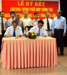 Lãnh đạo Ủy ban MTTQ Việt Nam tỉnh và Ngân hàng Nhà nước ký kết Chương trình phối hợp.