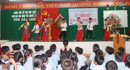  Tiết mục văn nghệ do các em học sinh của Trung tâm biểu diễn trong Lễ tổng kết năm học 2013-2014