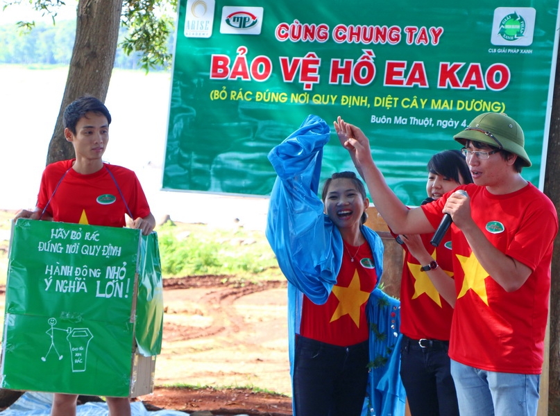 Tiểu phẩm  “Chút tâm tình của hồ Eakao” do các bạn sinh viên biểu diễn với chủ đề bảo vệ hồ Ea Kao