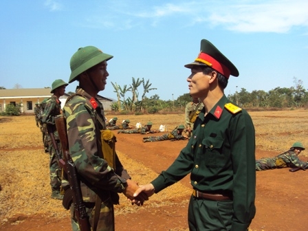 Chỉ huy Trung đoàn bộ binh 584 thăm hỏi, động viên chiến sĩ huấn luyện tại đơn vị.