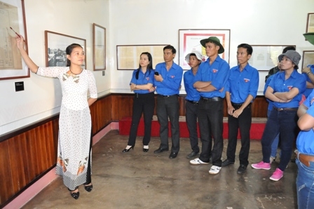 Đoàn viên thanh niên đang nghe thuyết trình về lịch sử Nhà đày Buôn Ma Thuột