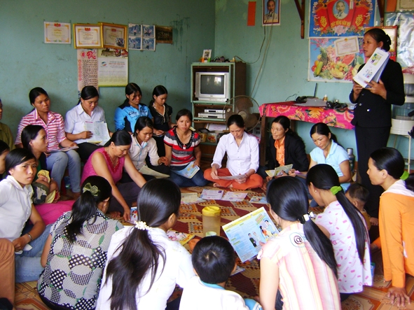 Thông qua những buổi sinh hoạt, chị em phụ nữ có dịp bày tỏ, chia sẻ với nhau nhiều kinh nghiệm trong chăm lo, xây dựng gia đình.  Ảnh: Nguyễn Xuân