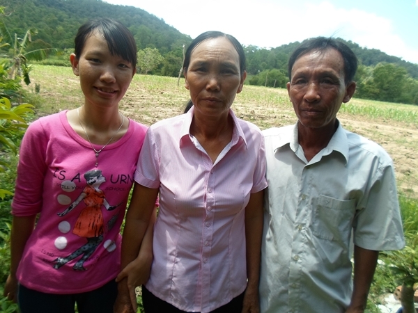 Vợ chồng ông Sơn cùng cô con gái Kiều Anh.