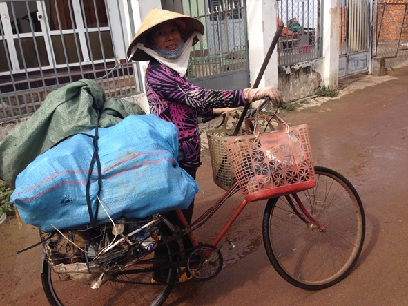  Hàng ngày chị Thủy vẫn đi khắp các con hẻm trong phố để thu mua nhôm nhựa.