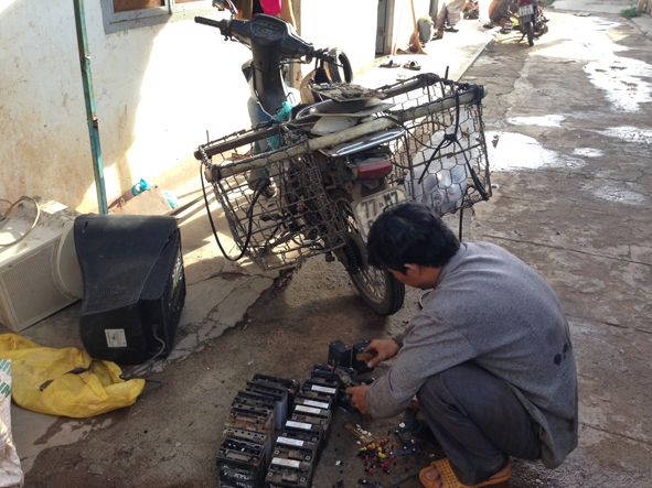 Thành quả một ngày đi hàng trăm cây số của anh Mười.