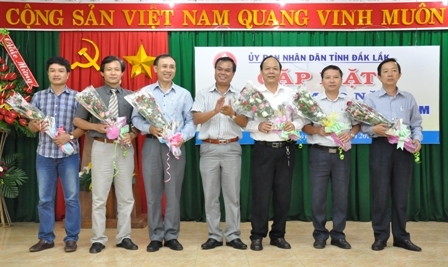 Phó Bí thư Tỉnh ủy  Ê Ban Y Phu tặng hoa các cơ quan báo trên địa bàn tỉnh