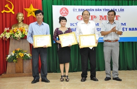 Trao Bằng khen của Trung ương Hội Nhà báo Việt Nam
