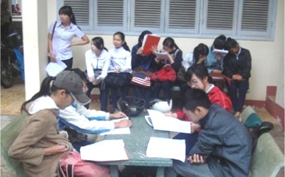 Thí sinh tham dự kỳ thi tuyển sinh vào lớp 10 tại Hội đồng thi THPT Chuyên Nguyễn Du tranh thủ ôn lại bài trước khi thi môn Ngữ văn (Ảnh: La Sơn)