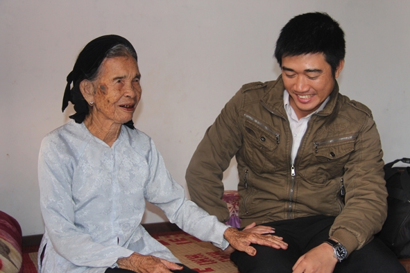  Cán bộ LĐTBXH xã  Ea Ning, huyện  Cư Kuin thăm hỏi Mẹ  Việt Nam Anh hùng Hồ Thị Thang.