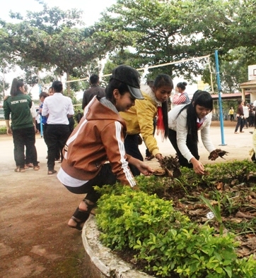 Học sinh Trường THCS Trần Bình Trọng (TP. Buôn Ma Thuột) tham gia làm vệ sinh môi trường trong khuôn viên nhà trường.