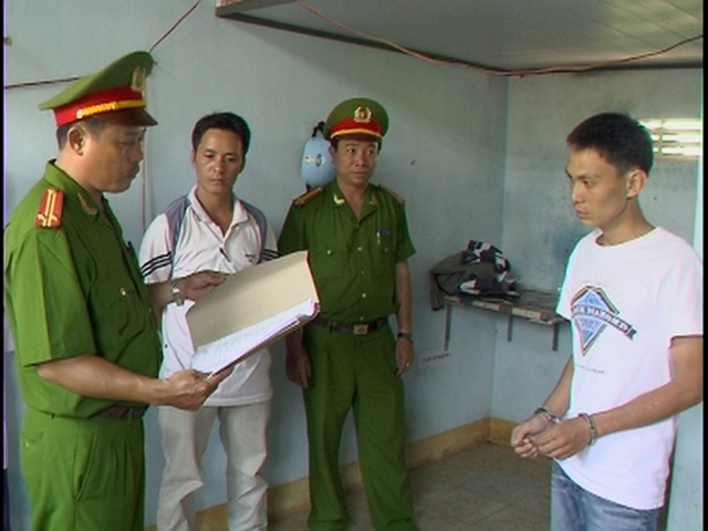 Lực lượng chức năng bắt giữ đối tượng sử dụng trái phép chất ma túy. (ảnh minh họa)
