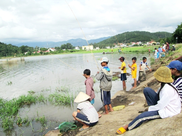 Câu cá bên hồ Lak.