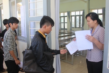 Thí sinh làm thủ tục vào phòng thi