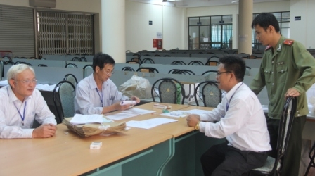 Cán bộ các Hội đồng coi thi làm thủ tục nộp bài thi cho Hội đồng tuyển sinh 