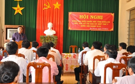 Đại biểu Trần Đình Sơn báo cáo tóm tắt với các cử tri kết quả của kỳ họp thứ 7, Quốc hội khóa XIII đến cử tri xã Ea H'leo