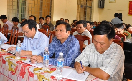 Các đại biểu tại buổi tiếp xúc với cử tri tại xã Ea H’leo