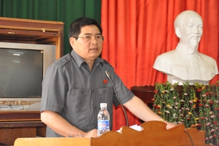 Đại biểu Y Khút Niê - Phó Trưởng Đoàn đại biểu Quốc hội tỉnh ghi nhận những ý kiến của cử tri xã Ea H'leo