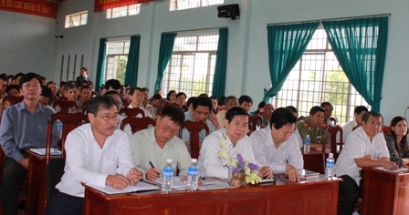 Các đại biểu tham dự buổi tiếp xúc cử tri tại xã Cư Pơng