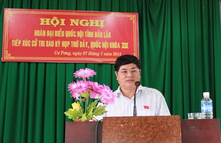 Đại biểu Phạm Minh Tấn báo cáo tóm tắt với các cử tri xã Cư Pơng kết quả của kỳ họp thứ 7, Quốc hội khóa XIII