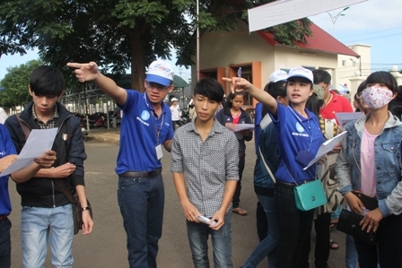 Cũng như đợt I, thanh niên tình nguyện có mặt từ rất sớm tại các điểm thi để hướng dẫn thí sinh và người nhà thí sinh