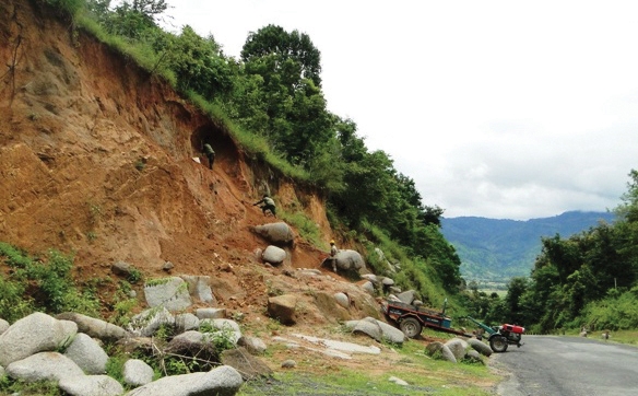 Người dân khai thác đá lộ thiên tự phát bên Quốc lộ 27 đoạn qua xã Yang Tao, huyện Lak.