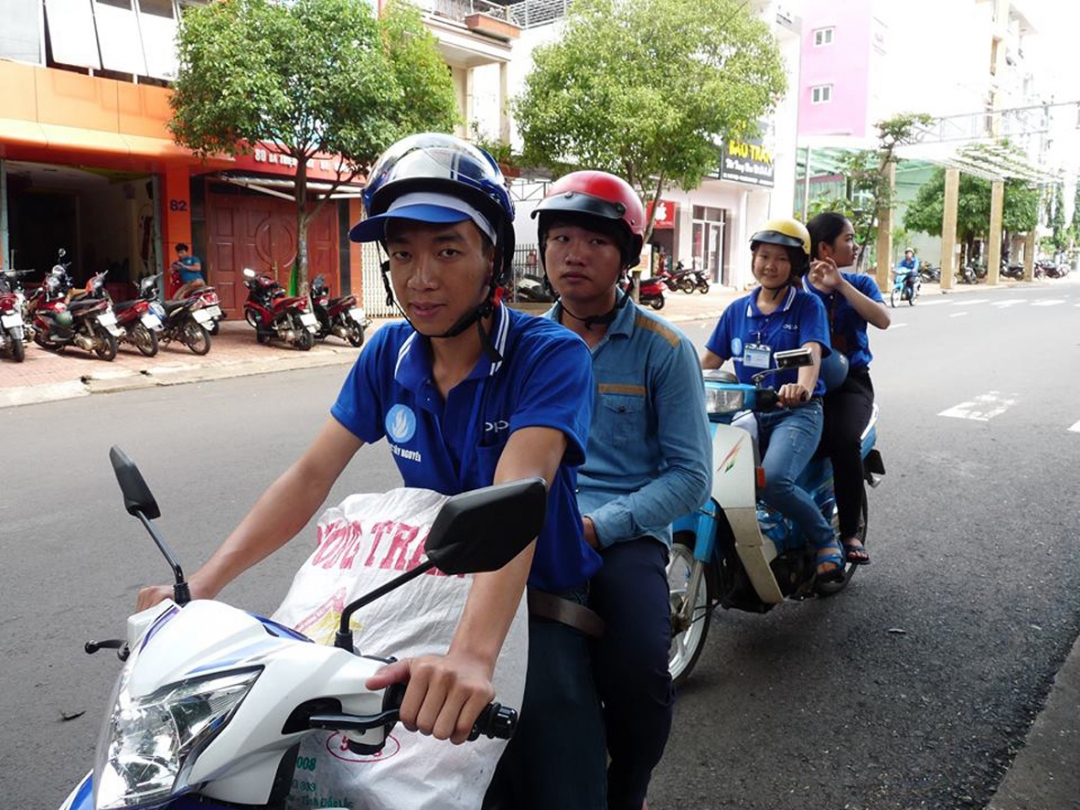 Sinh viên tình nguyện Trường Đại học  Tây Nguyên làm xe ôm miễn phí cho sĩ tử.