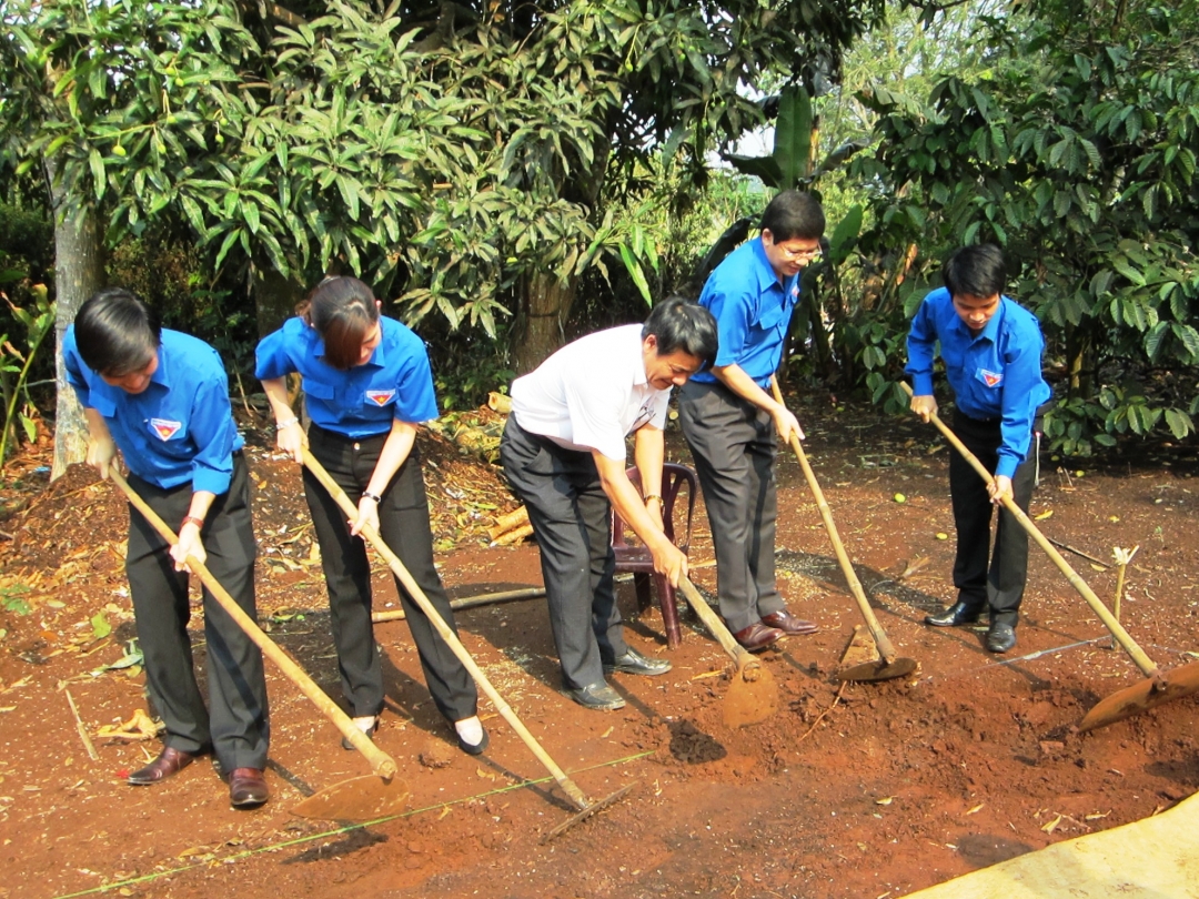 Đoàn viên thanh niên tham gia khởi công xây dựng Nhà nhân ái  tặng cựu thanh niên xung phong.