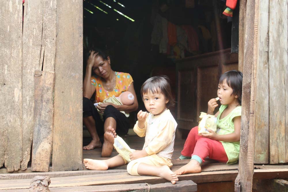 Chị H’Nghiêm Byă cùng 3 đứa con nhỏ trong căn nhà tuềnh toàng.