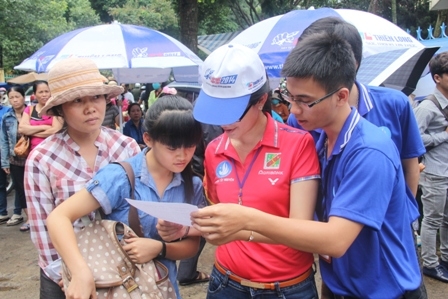 Vừa ra khỏi phòng thi, thí sinh nhờ các chiến sĩ tiếp sức mùa thi giải hộ bài