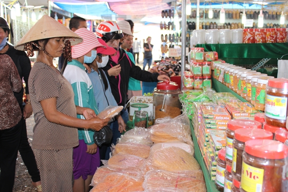 Người tiêu dùng chọn mua hàng Việt tại Hội chợ thương mại Buôn Hồ năm 2014.